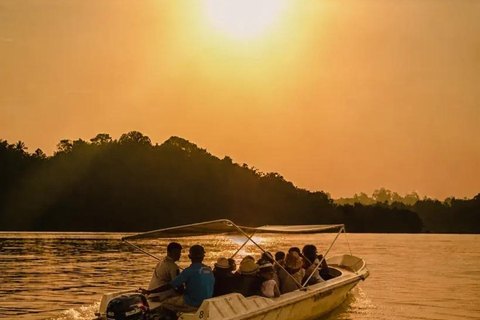 Mirissa: Daytime or Sunset Ocean Boat Tours with sudda