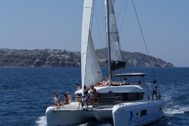 Santorin: Luxus-Katamaran-Fahrt mit Abendessen & Bar