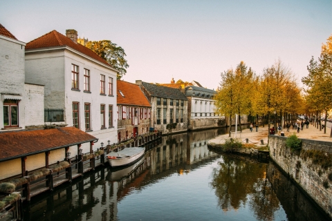 Découvrez le meilleur de Bruges lors d'une visite privée avec promenade en bateau