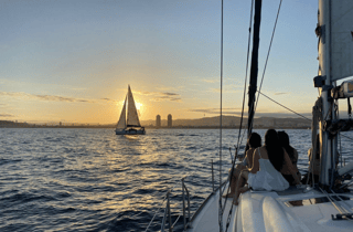 Barcelona bei Dämmerung – Sightseeing-Bootstour