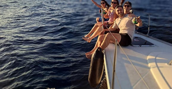 Barcelona: Sail and swim with drinks and Snacks