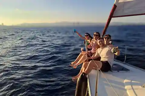 Barcelona: Sailing tours with open bar and snacks
