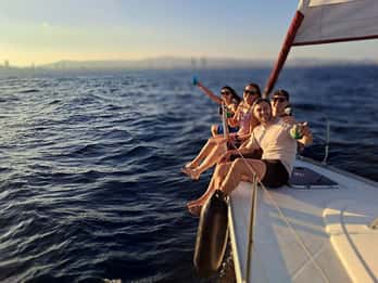 Barcelona: Segeltouren mit offener Bar und Snacks