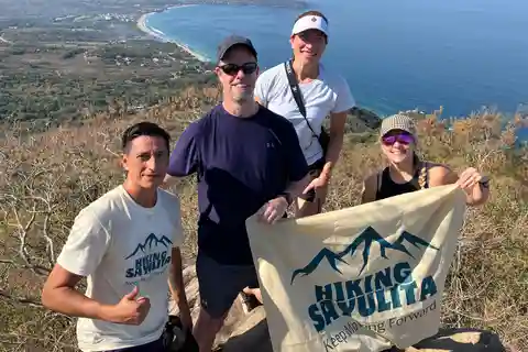 Cerro del Mono: hiking with fresh coconuts and food
