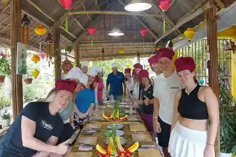 Hoi An: Market Visit, Basket Boat Ride, and Cooking Class