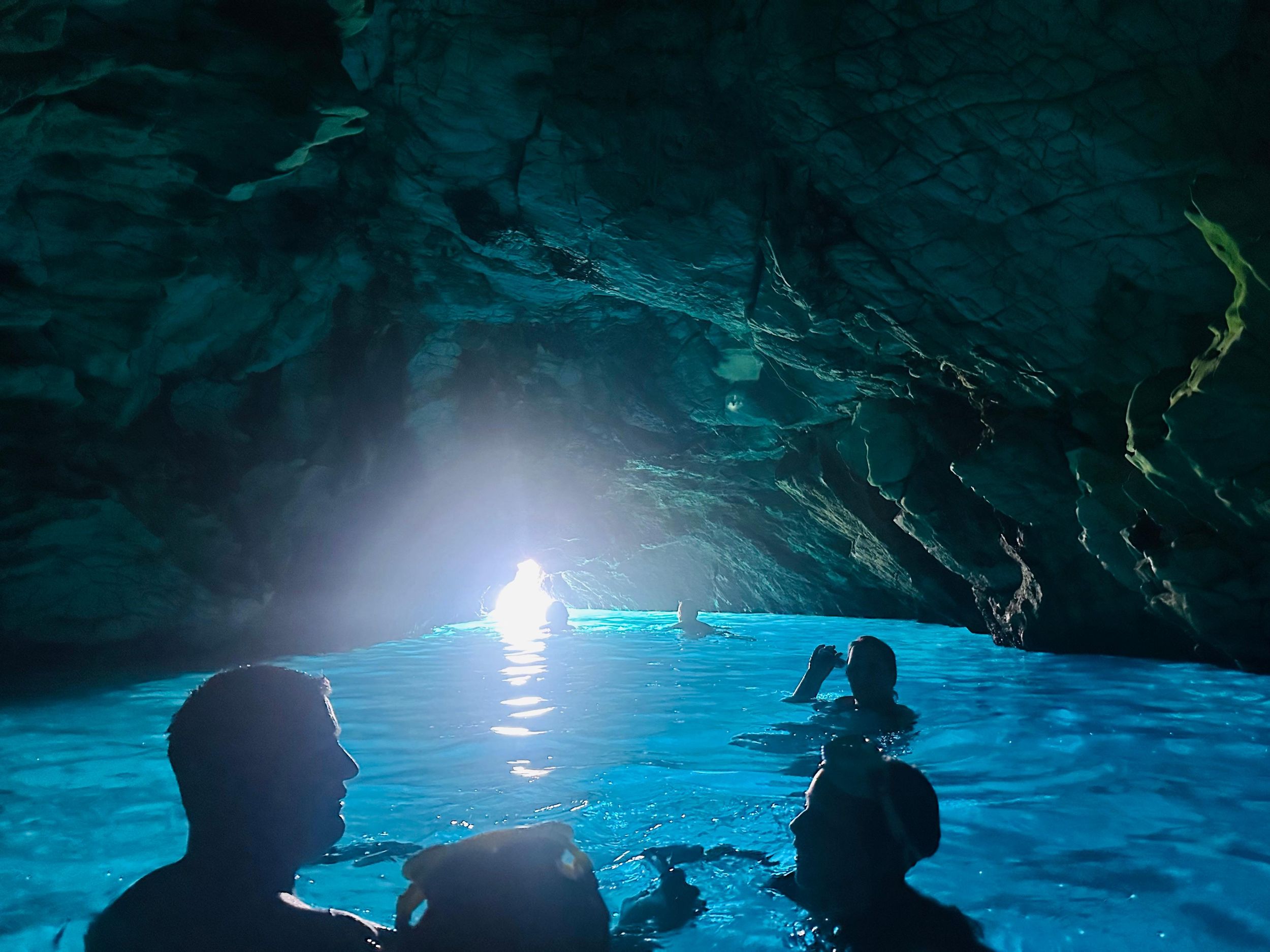 Ab Makarska: Schnellboot-Tour mit Schnorcheln & Klippenspringen