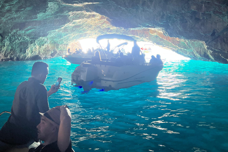 Paraíso Azul: recorrido en barco por la cueva Azul y la bahía de Kotor