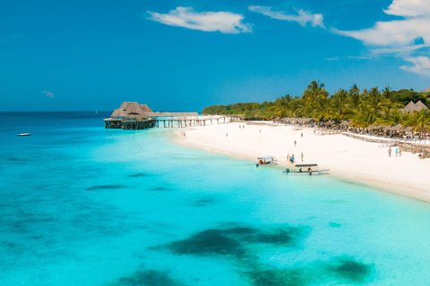 Von NUNGWI: Transparentes Kajak und Drohne am Kendwa Beach