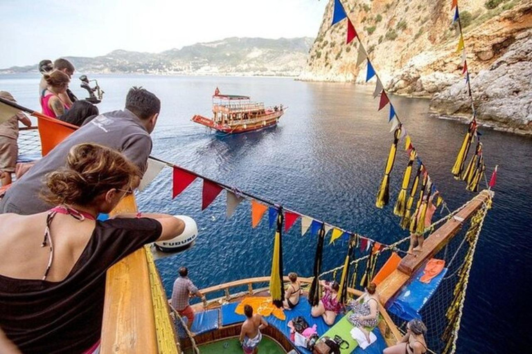 Alanya: Piratbåtstur med lunch och upphämtning från hotell