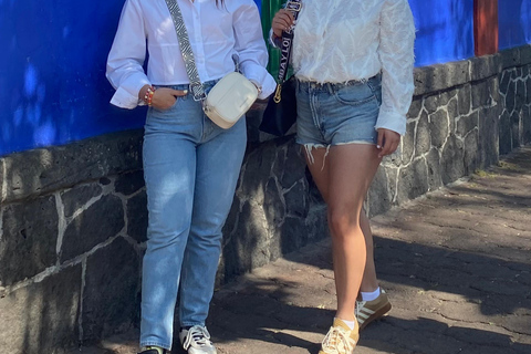 Mexico City: Intimate Frida Walking Tour & La Casa Azul.