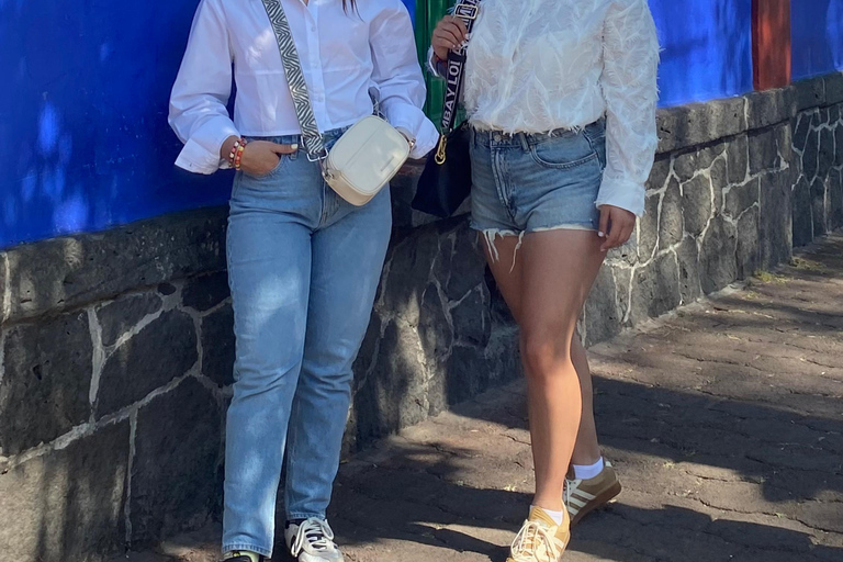 Mexico City: Intimate Frida Walking Tour & La Casa Azul.
