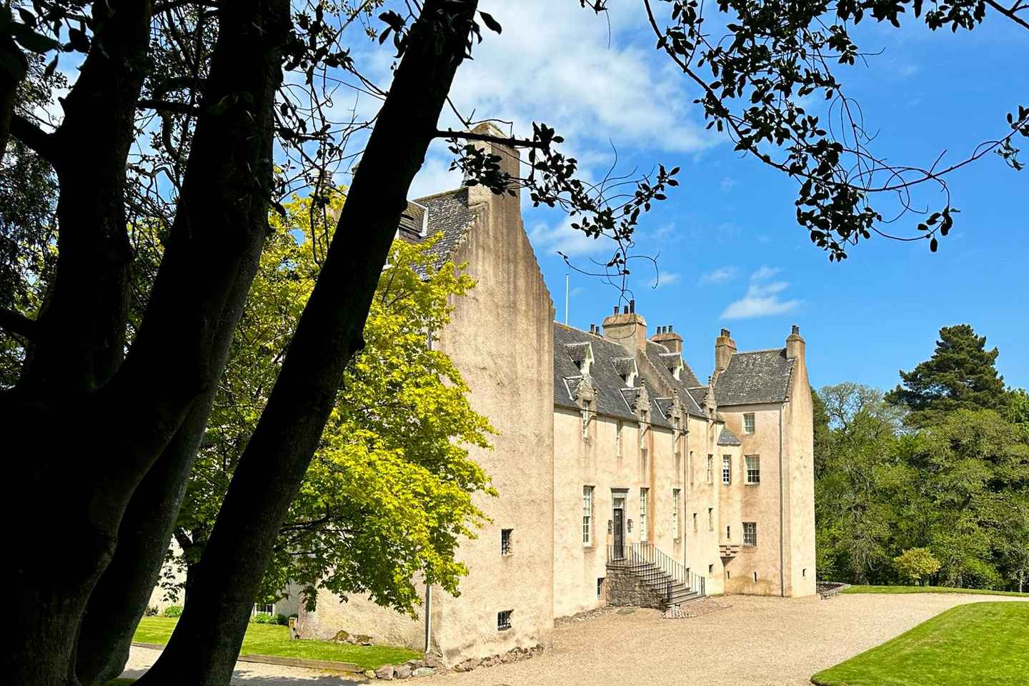 Aberdeen, Shire Castle & Distillery Private Group Day Tour