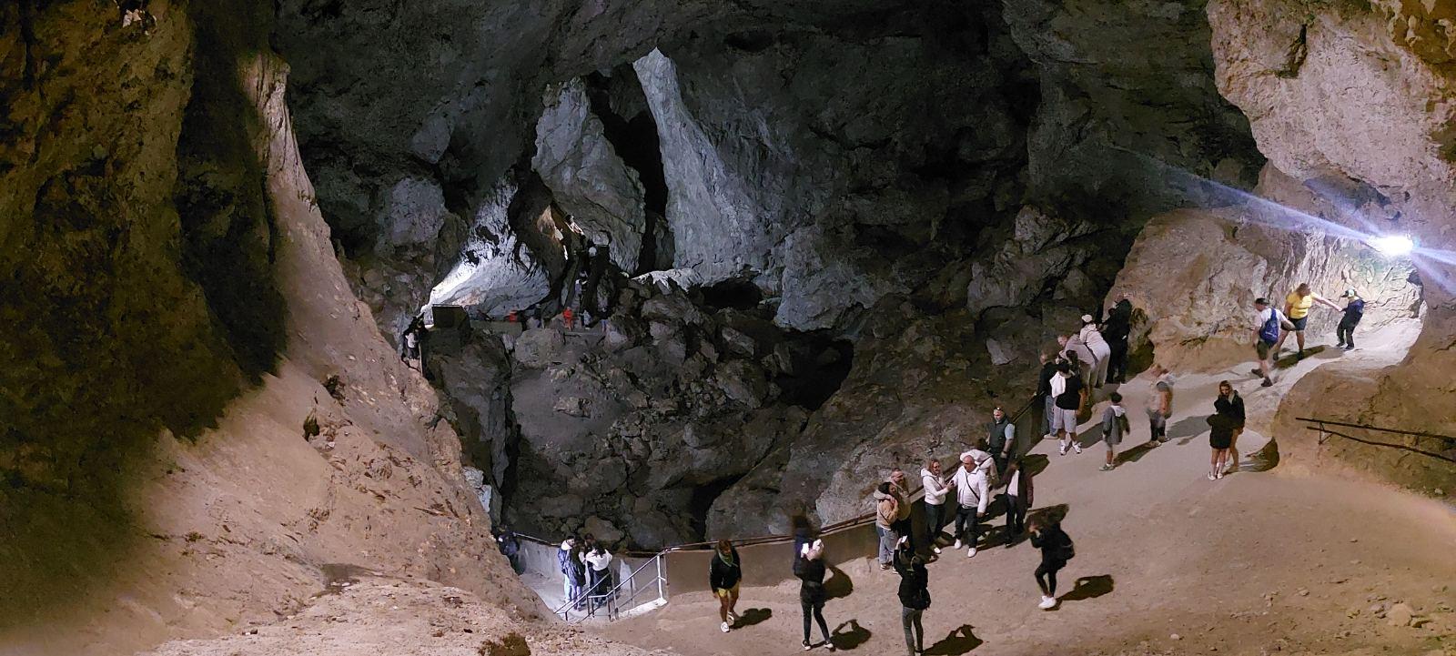 Ab Sofia: Tagestour zum Teufelsschlund und zu den Jagodinska-Höhlen