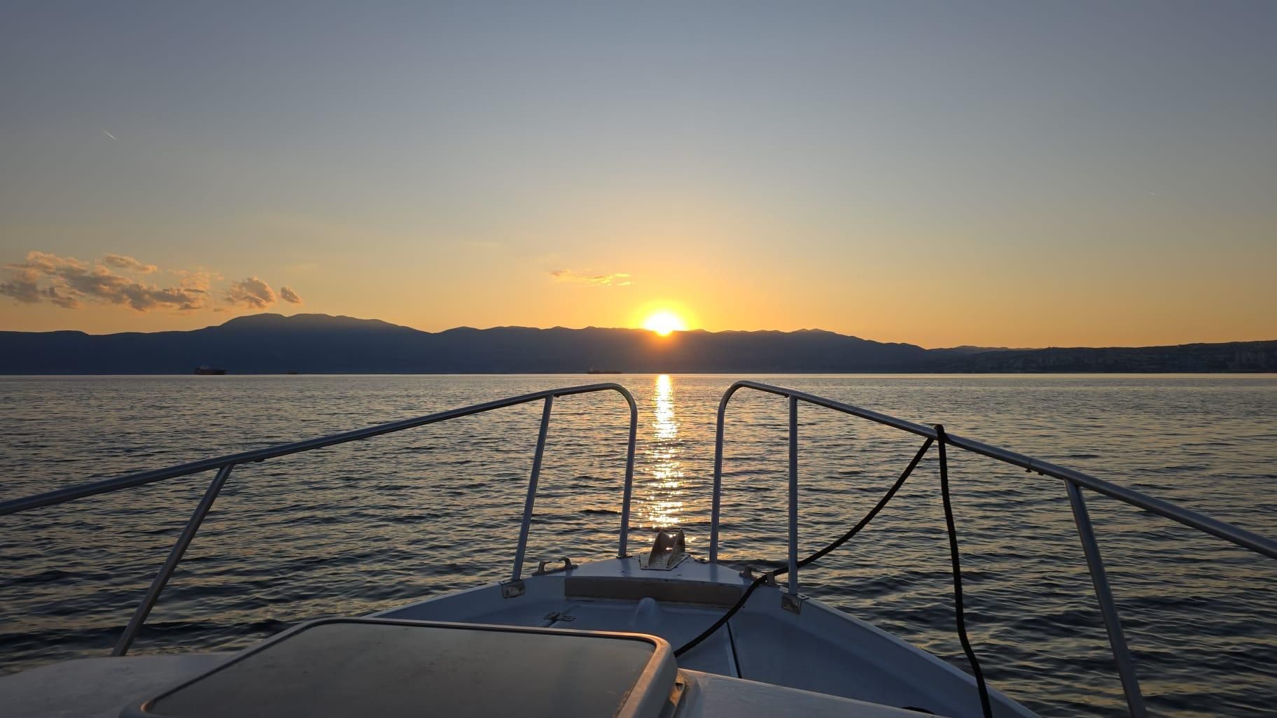 Opatija: Bootstour bei Sonnenuntergang mit Schwimmen und Getränken