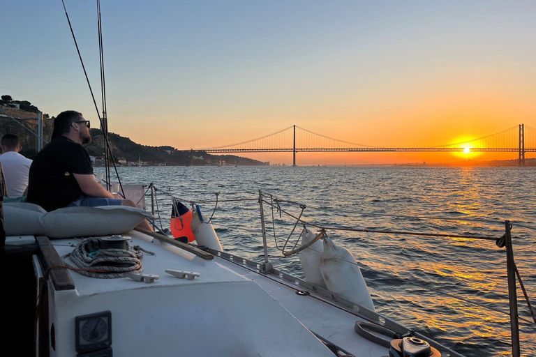 رحلة بحرية لمدة ساعتين في لشبونة على متن سفينة غروب الشمسرحلة بحرية لشبونة غروب الشمس لمدة ساعتين