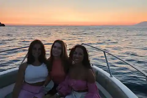 Saranda: tour in barca al tramonto con vino locale