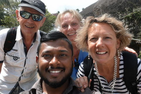 Kandy: Private Tuk-Tuk Tour with Cooking Class & Show