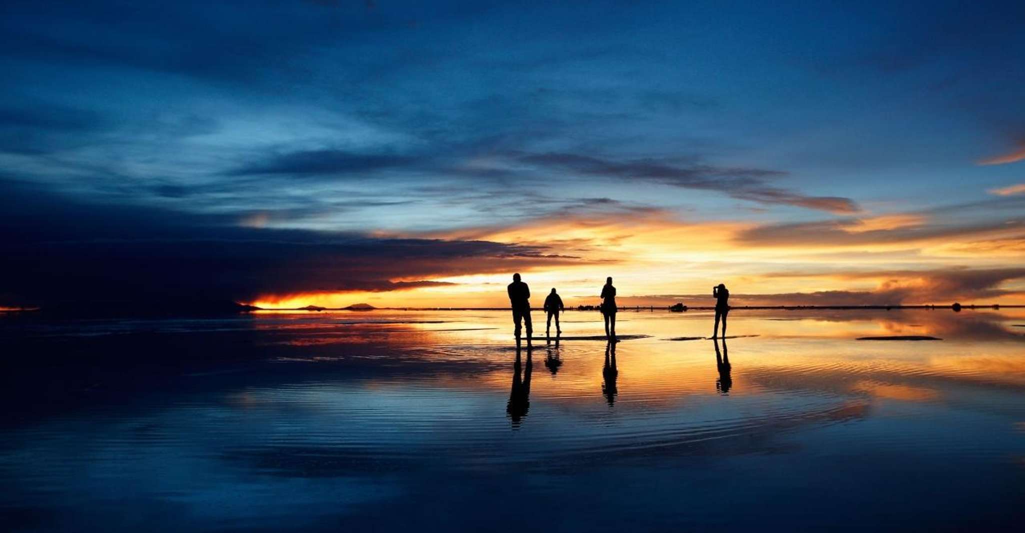 Bolivia, Sunrise on the Salar de Uyuni salt flats - Housity