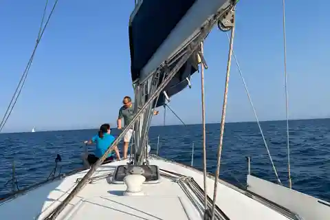 Catania: excursión en velero boutique con almuerzo, baño y copas al atardecer