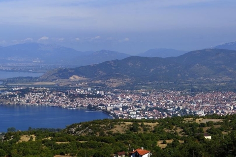 Pasea por pueblos de montaña y tardes de playa, desde Ohrid.