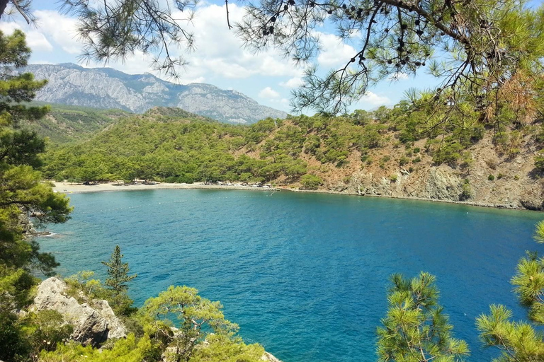 Gita in barca Antalya/Kemer Megastar con pranzo e servizio di prelievo in hotelGita in barca Megastar al punto di incontro