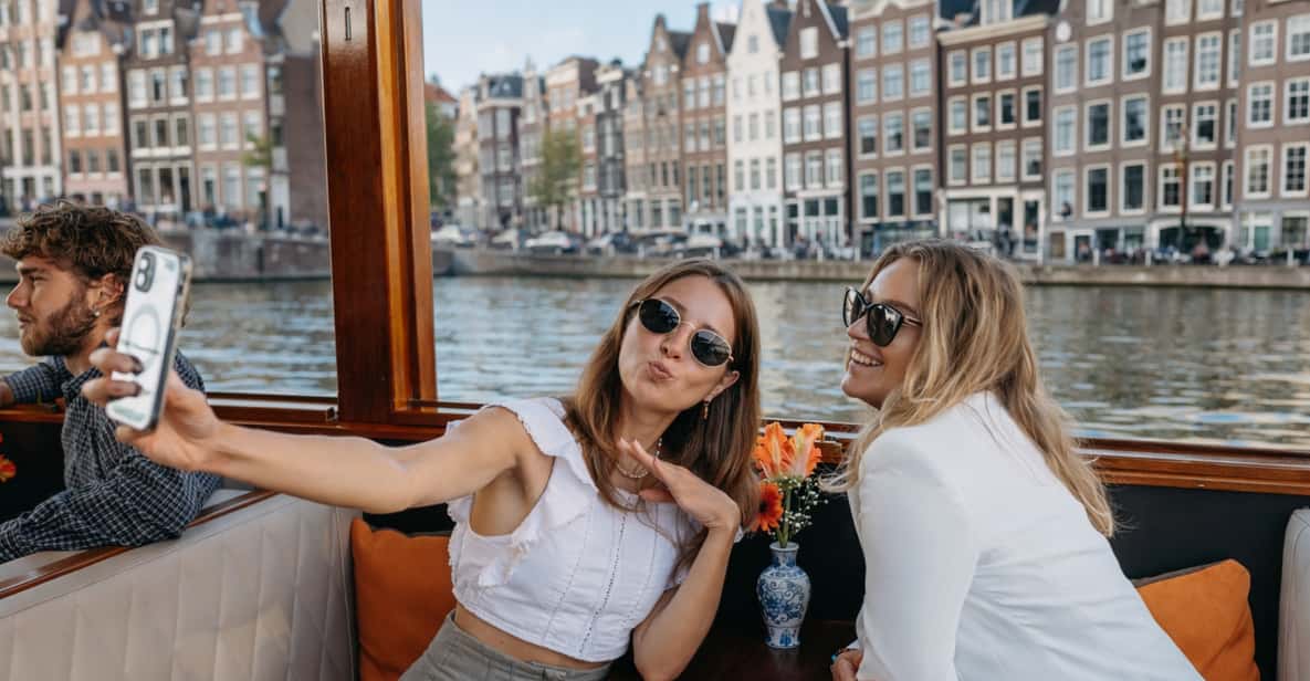 Afbeelding 4 van Amsterdam: salon-boottocht, optioneel met kaas en wijn