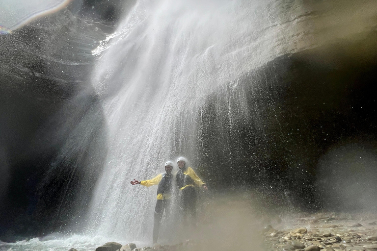 Çorovoda : Excursion en chambre à air dans le canyon d'Osumi avec déjeuner pique-nique