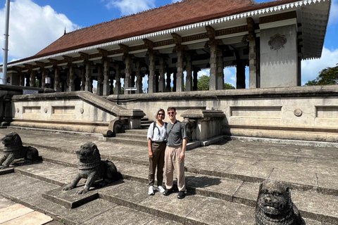 Colombo: Heritage Tuk Tuk Tour with Lunch & Local Guide