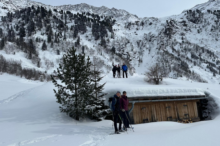 Innsbruck-Stubaital: raquetes de neve nas florestas do TirolNeustift, no vale do Stubai: raquetes de neve nas florestas do Tirol