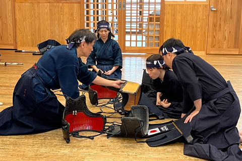 Tokyo: Japanese Kendo Experience with High-Ranked Instructor Let's experience kendo, a traditional Japanese martial art!