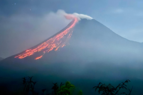 Yogyakarta : excursion nocturne au volcan Merapi avec observation de la lave et des étoilesYogyakarta : Excursion nocturne au volcan Merapi avec observation de la lave et des éto