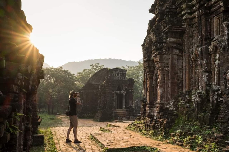 Au départ de Da Nang : Visite du Sanctuaire de My Son au coucher du soleil et croisière sur le fleuve