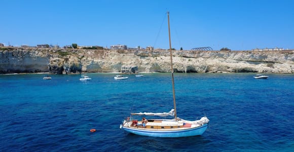 Classic sailing between Ortigia and Marine sanctuary