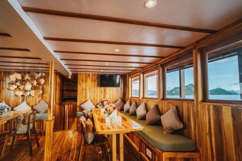 Labuan Bajo: 3-Day Komodo Sailing Luxury Boat with All Fees Deluxe Boat - Private Standar Room (2pax/room)