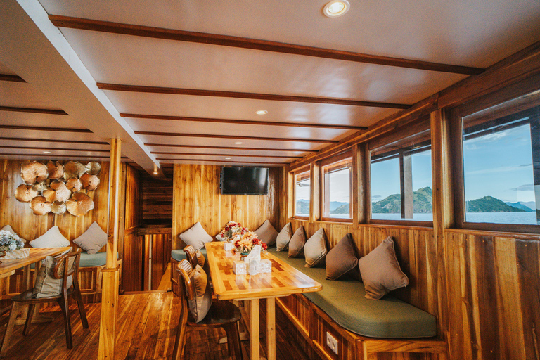Labuan Bajo: 3-Day Komodo Sailing Luxury Boat with All Fees Deluxe Boat - Private Standar Room (2pax/room)