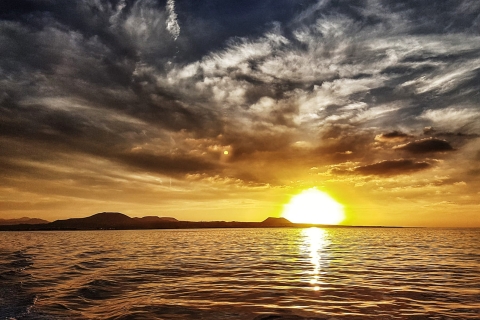 Lanzarote: 2-godzinny rejs o zachodzie słońca wzdłuż wybrzeża z drinkiem