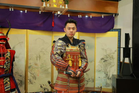 Osaka: 90 minuters lektion i samurajrustning och svärd nära slottetSamurajrustning + samurajsvärdskärning + videofilmning