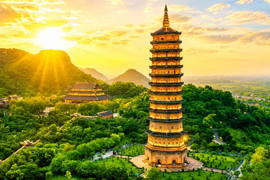 Ninh Binh: Tràng An mit dem Boot, Bái Đính, Hoa Lư und Mua-Höhle bei Sonnenuntergang. Foto: GetYourGuide Ninh Binh: Tràng An mit dem Boot, Bái Đính, Hoa Lư und Mua-Höhle bei Sonnenuntergang. Foto: GetYourGuide