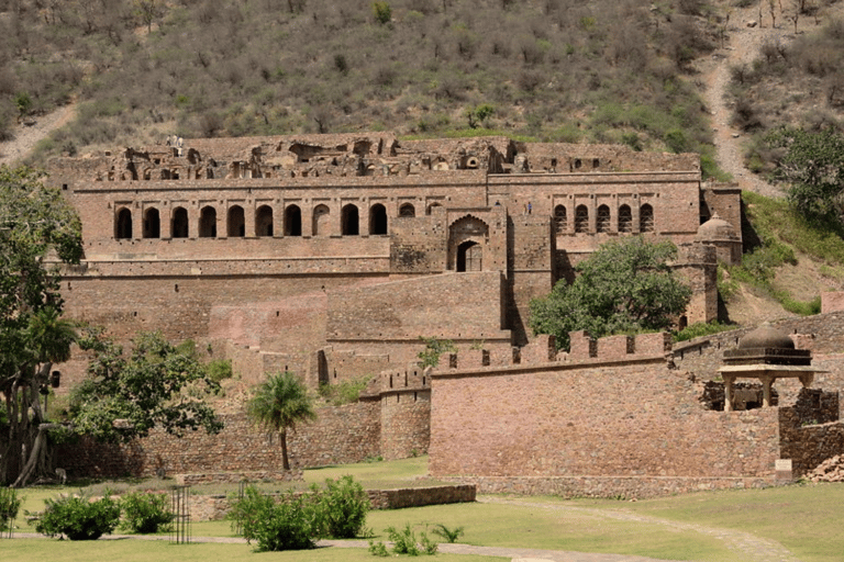 Jaipur: Chand Baori & Bhangarh Fort PrivétourChand Baori & Bhangarh Fort rondleiding met gids & entree