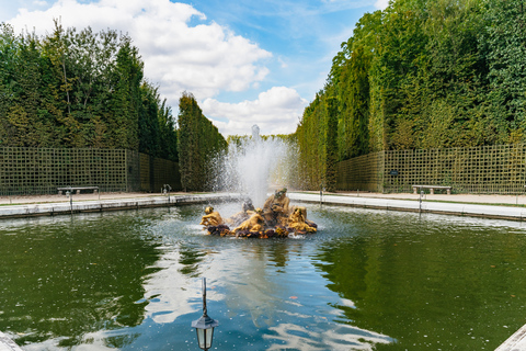 Desde París: Visita sin colas a Versalles y acceso a los jardinesTour en grupo en inglés con tour guiado de los jardines