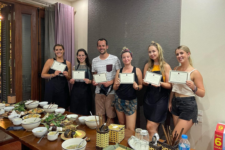 Hue : Cours de cuisine traditionnelle avec une famille locale et visite du marché