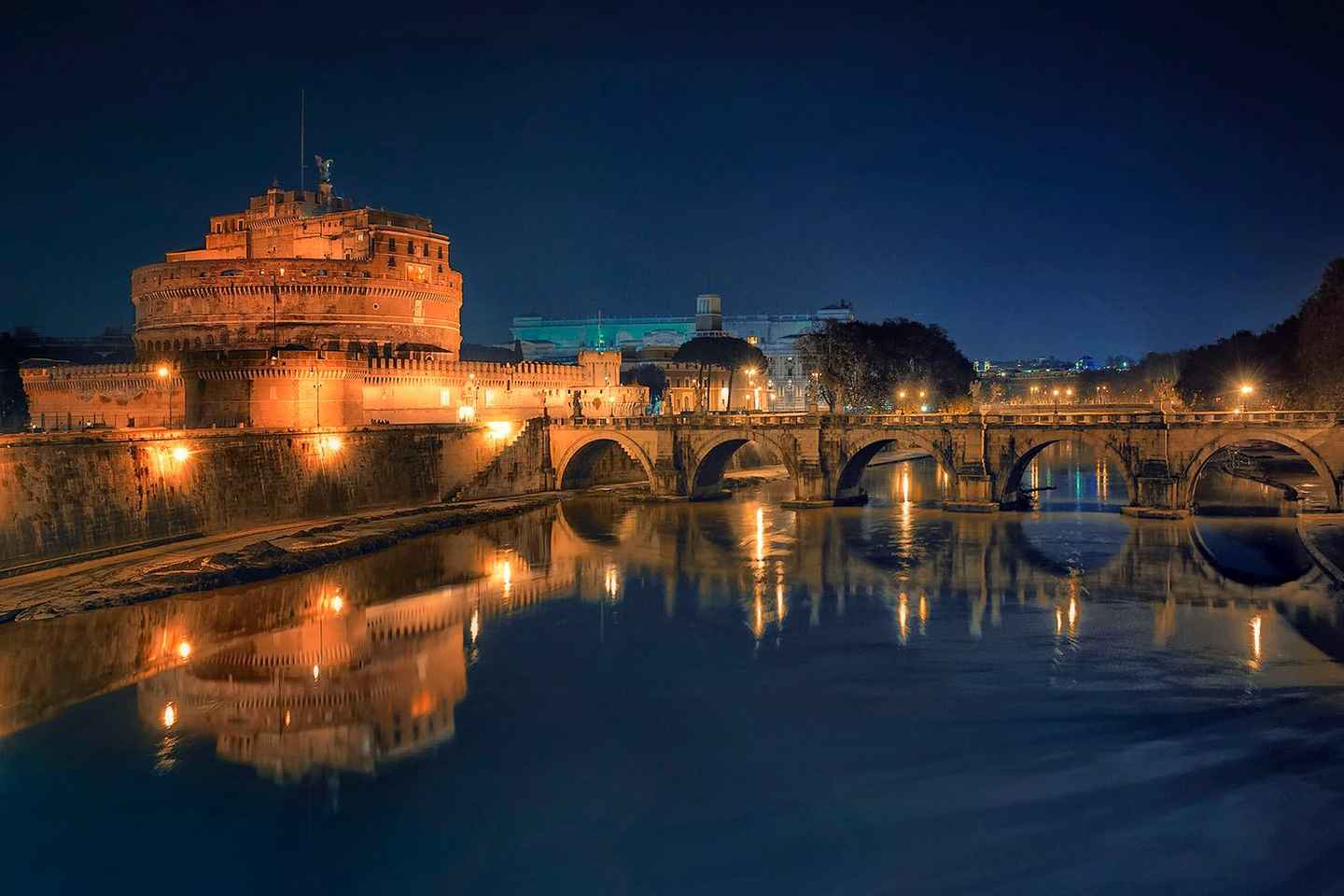 Roma di Notte: Tour Con Autista, Degustazione e Vino