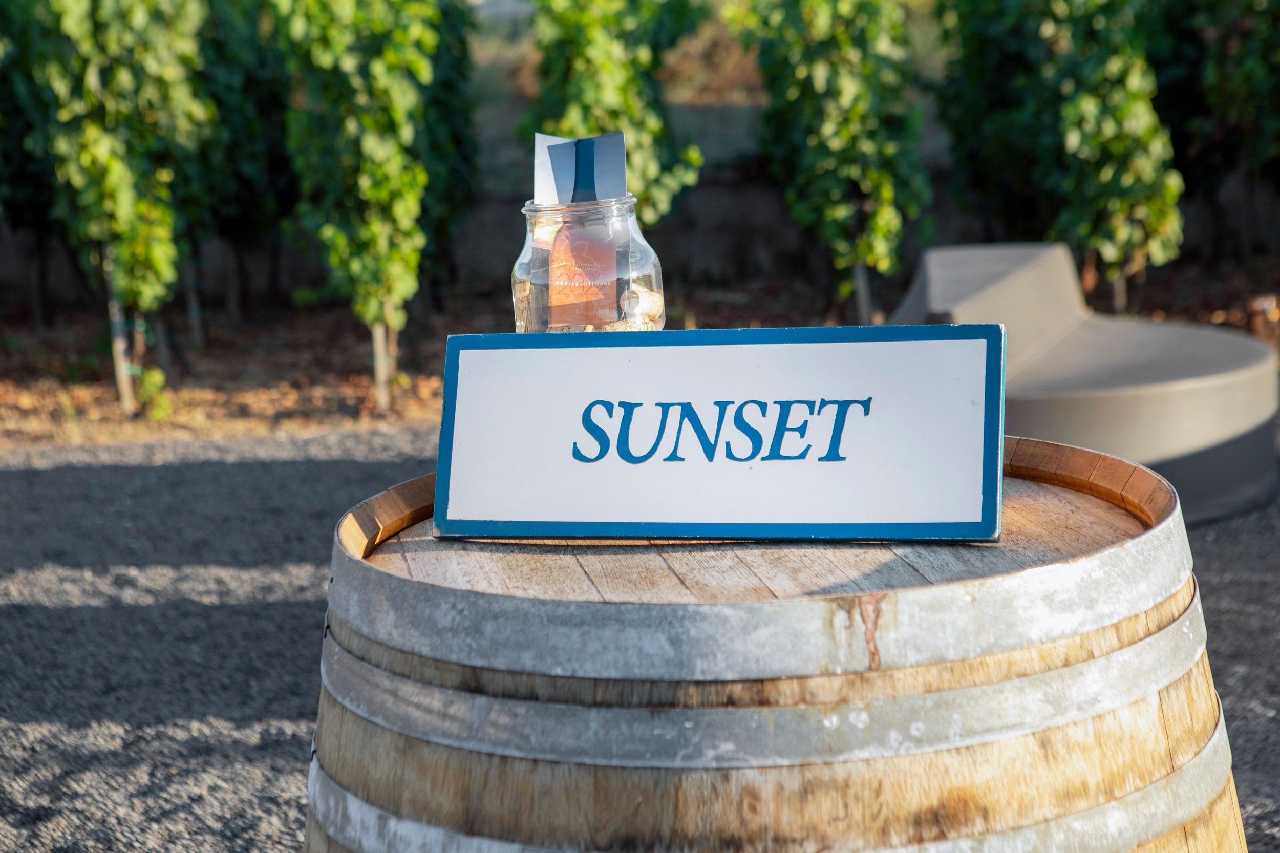 WEINGUT LIPARI - WEINVERKOSTUNG BEI SONNENUNTERGANG