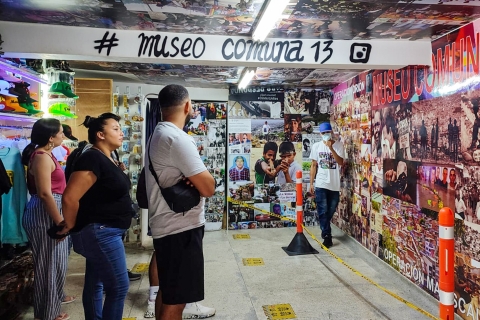 Medellin: Comuna 13 History & Graffiti Tour & Cable Car Ride Medellin: Comuna 13 Tour and Cable Car Ride in Spanish