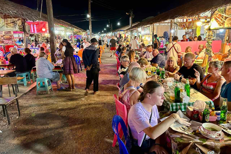 Khaolak: visita guiada com petiscos e show de cabaréKhaolak: Tour guiado com petiscos e show de cabaré