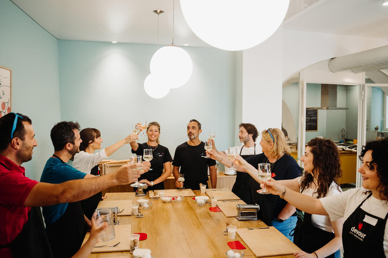 Rzym: Kurs przygotowywania świeżego makaronu z winem i lodamiPrywatne: Tradycyjne lekcje robienia makaronu z winem i lodami