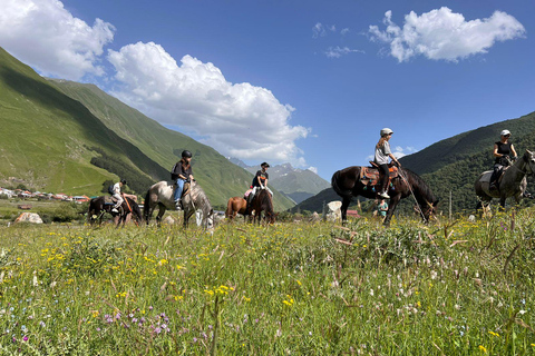 Tbilissi : Circuit de 2 jours dans les monts Kazbegi avec randonnée à cheval