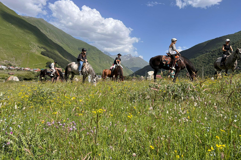 Tbilissi : Circuit de 2 jours dans les monts Kazbegi avec randonnée à cheval