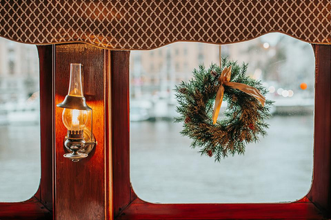 Estocolmo: crucero con almuerzo buffet navideño y vino calienteEstocolmo: crucero navideño con almuerzo buffet y vino caliente