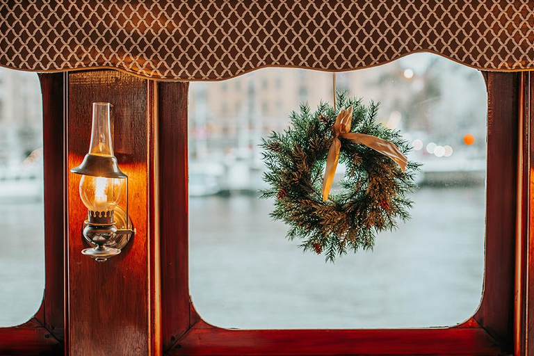 Estocolmo: crucero con almuerzo buffet navideño y vino calienteEstocolmo: crucero navideño con almuerzo buffet y vino caliente
